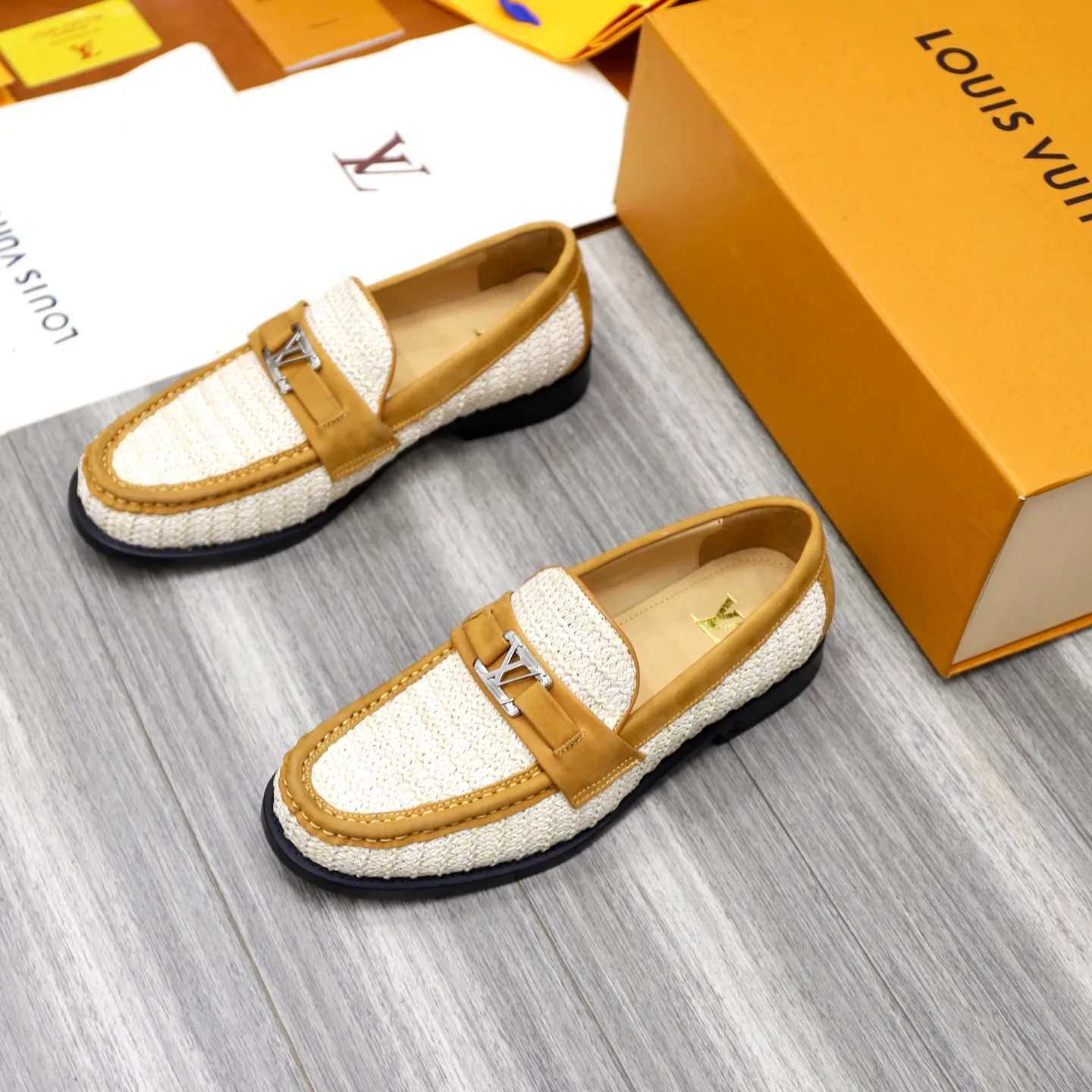 Men's shoes 💰: 💰900LV Louis Vuitton slip-on loafers, top quality products produced in Dongguan, ready for sale! This LV Glove loafer is made of selected soft cowhide, with a slightly wrinkled leather surface and a very high-end texture. Each pair is unique. The leather surface is light and soft, with a fine texture and good luster. It is a classic loafer style, with exquisite handmade mark stitching on the toe, and a square toe configuration to highlight the classic style. The horizontal band has hot-printed LV three-dimensional letters, semi-solid handcrafts and a genuine leather outsole, and a rubber patch on the heel to create wear-resistant performance and comfort. One of the must-have loafers for men! Comes with full original packaging! Code number: 38-39-40-41-42-43-44 (38, 45, 46 customized) standard leather shoe code